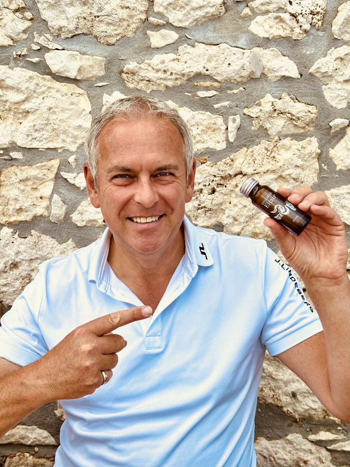 Volker Klich mit einer Flasche collagen in der Hand